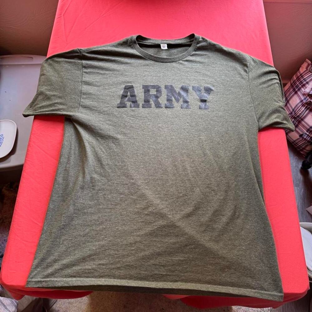 Fruit of the Loom Army graphic tee on a military green shirt. -Size L